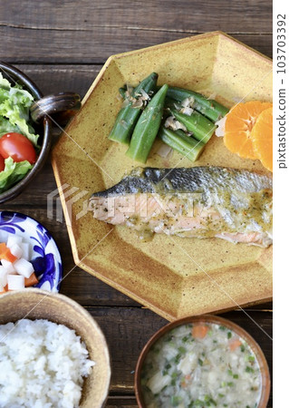 以檸檬羅勒炒鮭魚為主菜的日式套餐 以檸檬羅勒炒鮭魚為主菜的日式套餐 103703392