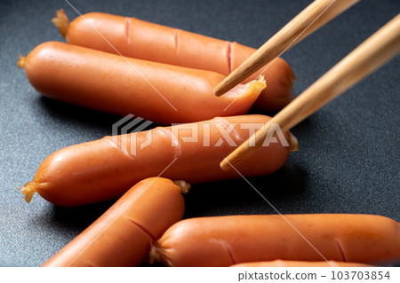 將維納香腸切開,放入煎鍋中烘烤。 將維納香腸切開,放入煎鍋中烘烤。 103703854