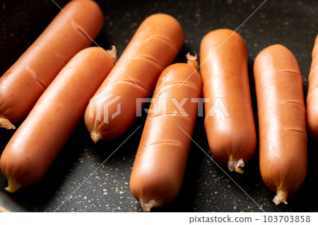 Make cuts in the wiener sausage and bake in a frying pan. 103703858