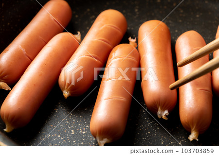 Make cuts in the wiener sausage and bake in a frying pan. 103703859