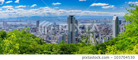 從六甲山眺望新綠與神戶街景(中央區、灘區、港口島、機場島等) 從六甲山眺望新綠與神戶街景(中央區、灘區、港口島、機場島等) 103704530