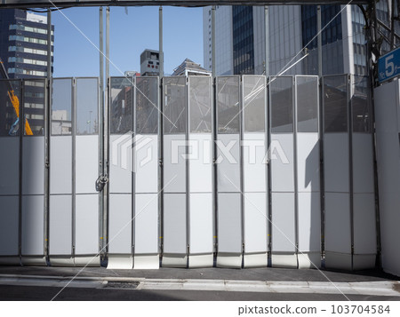 [日本] 東京建築工地豎起的白色可折疊防護牆 103704584