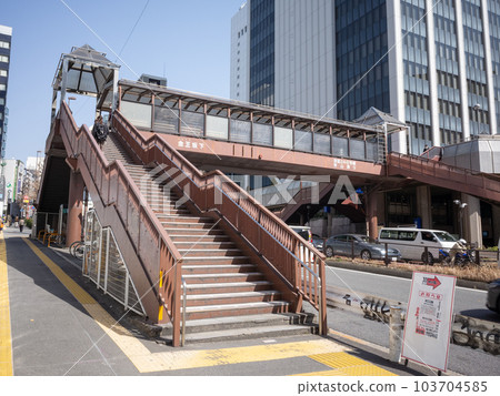 [日本] 東京主幹道上的人行天橋和摩天大樓 103704585