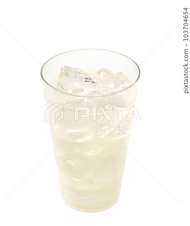 玻璃杯中蘋果汁的真實插圖 103704654