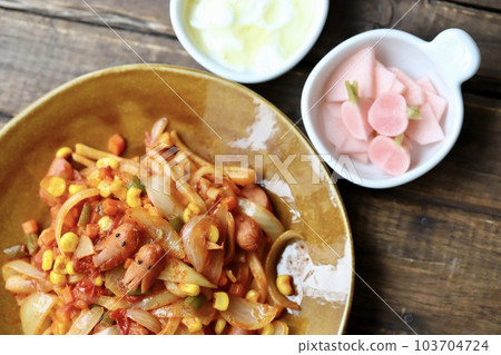 Udon Neapolitan topped with alien-shaped sausages 103704724