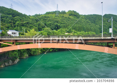 Shin-Sasazu Bridge over the Jinzu River Shin-Sasazu Bridge over the Jinzu River 103704898