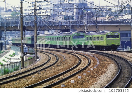 目黑和五反田之間的 103 系列山手線,中間 4 節車廂沒有空調,1985 年 5 月 1 日 目黑和五反田之間的 103 系列山手線,中間 4 節車廂沒有空調,1985 年 5 月 1 日 103705555