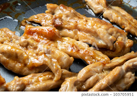 在煎鍋中烤雞（幼雞 seseri）。 （焼燒） 103705951