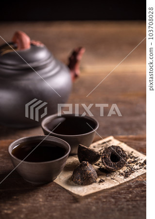 Cups with teapot 103708028