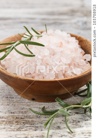Pink himalayan salt 103708918