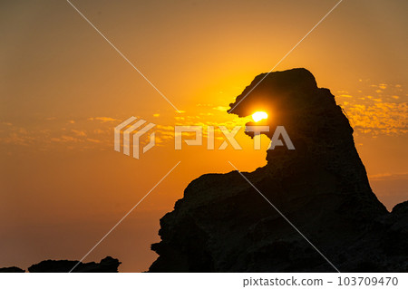 哥斯拉岩日落潮瀨崎礁區奇石怪石 103709470