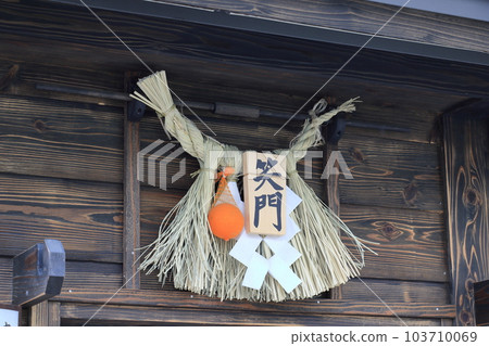 Shimenawa The shimenawa decorated at the entrance 103710069