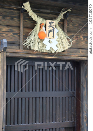 Shimenawa 裝飾在入口處的 shimenawa Shimenawa 裝飾在入口處的 shimenawa 103710070