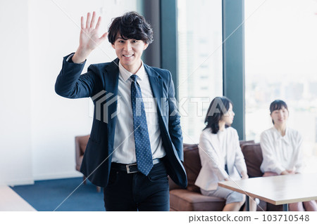 商人在辦公室打招呼 103710548
