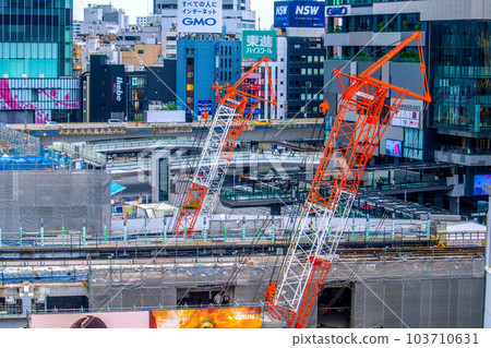6 月在日本的東京城市景觀。轉移到5級後一個月......澀谷站的大型起重機排隊......= 8 6 月在日本的東京城市景觀。轉移到5級後一個月......澀谷站的大型起重機排隊......= 8 103710631