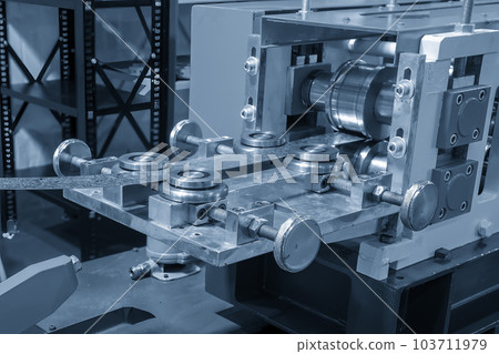 The press die feeder for progressive die. 103711979