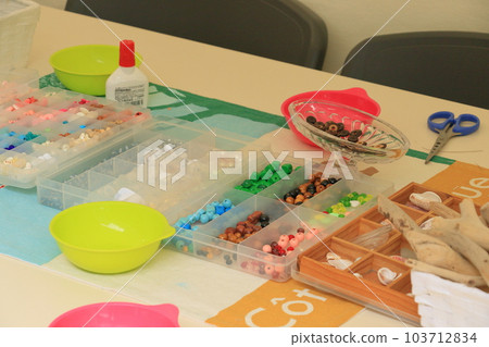 Bead work workshop table 103712834