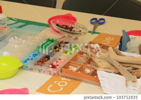 Bead work workshop table 103712835