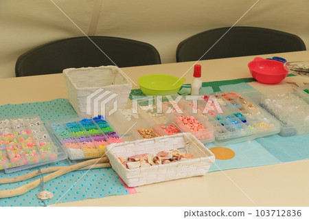 Bead work workshop table 103712836