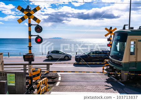 《Kanagawa Prefecture》 Enoden along the sea and the crossing in front of Kamakura High School 103713837