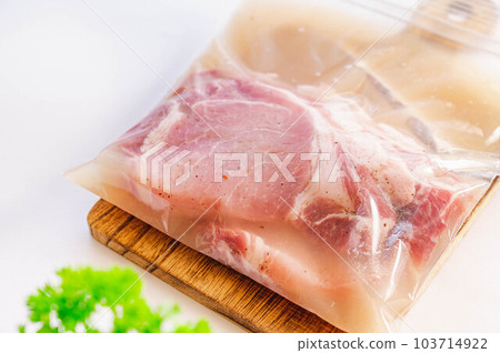 浸在乳清液中的豬里脊肉,放在儲物袋中 浸在乳清液中的豬里脊肉,放在儲物袋中 103714922