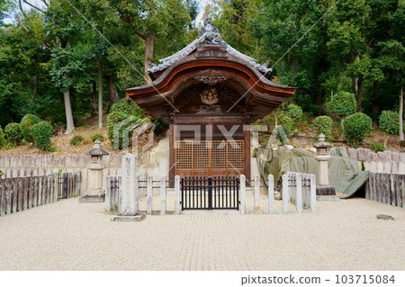 Prince Shotoku Mausoleum at Eifuku-ji Temple (Taishi-cho, Minamikawachi-gun, Osaka Prefecture) Prince Shotoku Mausoleum at Eifuku-ji Temple (Taishi-cho, Minamikawachi-gun, Osaka Prefecture) 103715084
