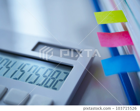 桌子上的文件和計算器 桌子上的文件和計算器 103715526