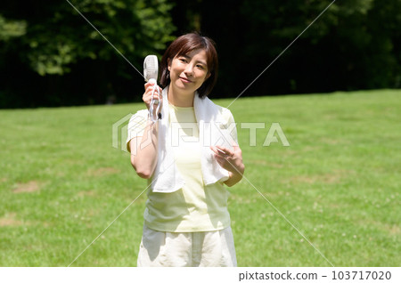 在戶外使用風扇的女人 103717020