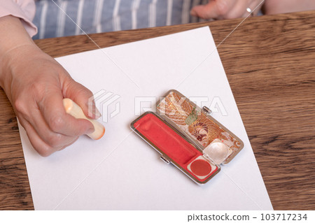 [女人用盒子蓋章] 103717234