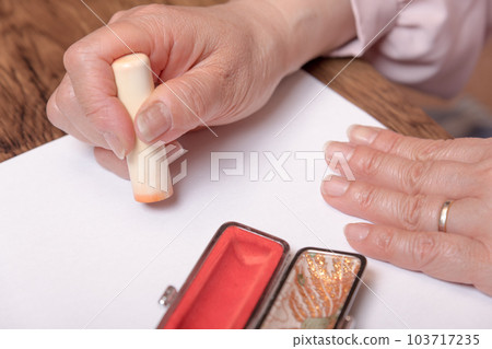 [女人用盒子蓋章] 103717235