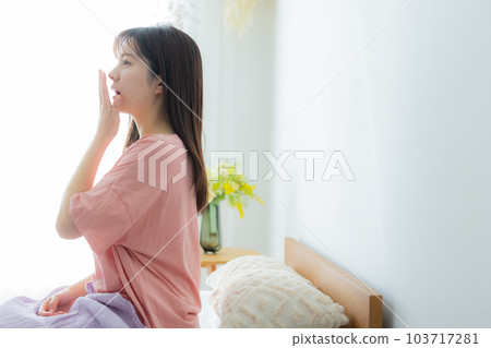 臥室裡的女人》 臥室裡的女人》 103717281