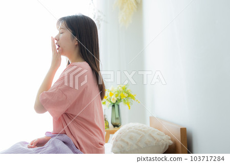 臥室裡的女人》 臥室裡的女人》 103717284