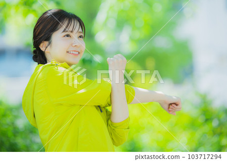 一個女人在公園裡伸展 103717294