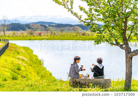 一對夫婦喝咖啡休息公園湖 一對夫婦喝咖啡休息公園湖 103717300