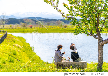 一對夫婦喝咖啡休息公園湖 103717305