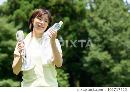 在戶外喝瓶裝水的女人 103717313