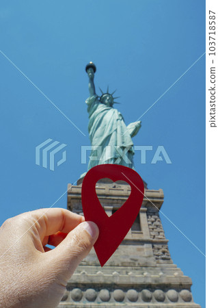 red marker points the Statue of Liberty, New York red marker points the Statue of Liberty, New York 103718587