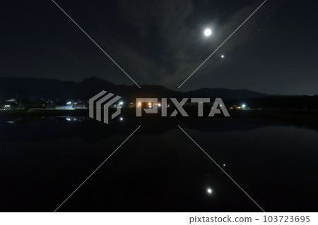 北斗市白州町，倒映著月亮和金星的稻田依偎在薄雲籠罩的傍晚天空中 103723695