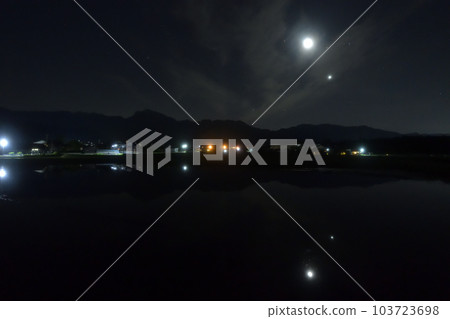 Hakushu-cho, Hokuto City, paddy fields reflecting the moon and Venus snuggling up against the evening sky with a veil of thin clouds 103723698