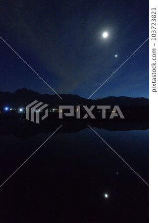 北斗市白州町,倒映著月亮和金星的稻田依偎在薄雲籠罩的傍晚天空中 北斗市白州町,倒映著月亮和金星的稻田依偎在薄雲籠罩的傍晚天空中 103723821