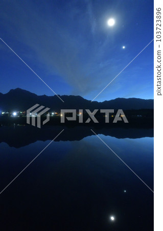 北斗市白州町，倒映著月亮和金星的稻田依偎在薄雲籠罩的傍晚天空中 103723896