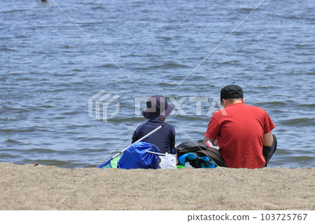 Parents and children looking at the sea Sea leisure Parents and children looking at the sea Sea leisure 103725767