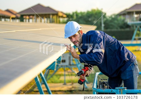 Solar panel station, Engineer installing solar panel at solar energy farm field 103726178