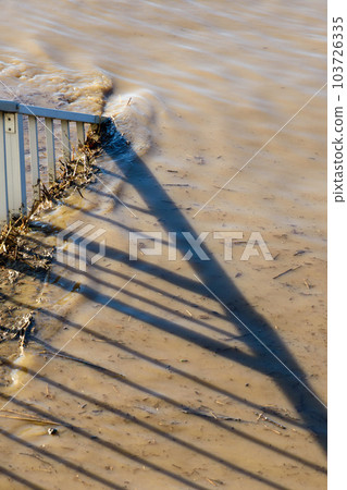 2019年東日本颱風，荒川河的水和被淹沒的道路 103726335