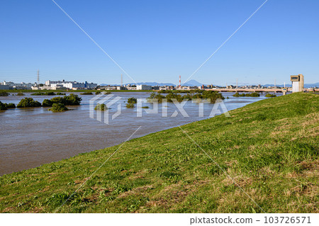 2019年東日本颱風/荒川因水位上漲瀕臨氾濫（埼玉縣戶田市附近） 103726571