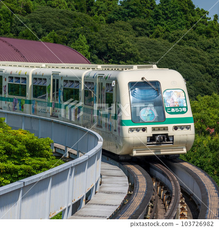 A train on the Yukarigaoka Line in Sakura City, Chiba Prefecture 103726982