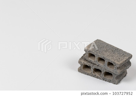 白色背景上的混凝土塊 白色背景上的混凝土塊 103727952