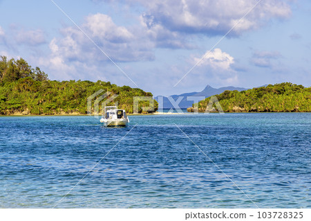 Kabira Bay (Ishigaki island, sunny in October) Kabira Bay (Ishigaki island, sunny in October) 103728325