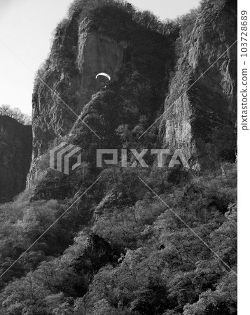 沿著妙義山的岩石山峰滑翔傘 沿著妙義山的岩石山峰滑翔傘 103728689