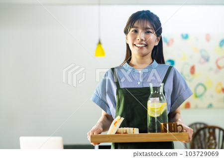 在郊區時尚咖啡館工作的年輕女性 103729069